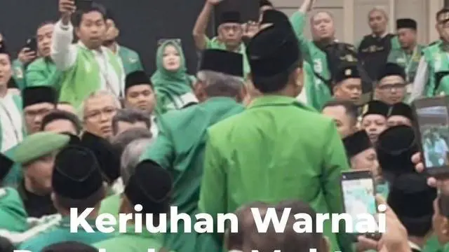 PPP resmi gelar Muktamar X di Ancol, Jakarta.
Sejak Plt Ketum Mardiono tiba, suasana langsung riuh tak terbendung. Saat pidato berlangsung, para muktamirin bahkan naik ke kursi dan sorak-sorai makin ramai.

Kericuhan berlanjut hingga luar ruang acara...