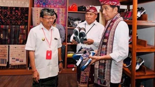 Bupati Tamba (tengah) bersama Gubernur Bali Wayan Koster saat mendampingi Presiden Jokowi meninjau Pusat Oleh-oleh di Jembrana