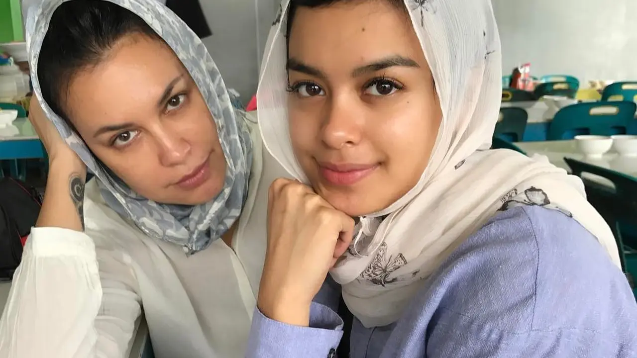 6 Potret Cantik Sophia Latjuba saat Pakai Hijab Ini Bikin Pangling