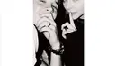 Bukan sebuah foto biasa. Dalam foto tersebut terlihat Brooklyn dan Chloe memakai cincin di jari manis mereka. (instagram/chloegmoretz)