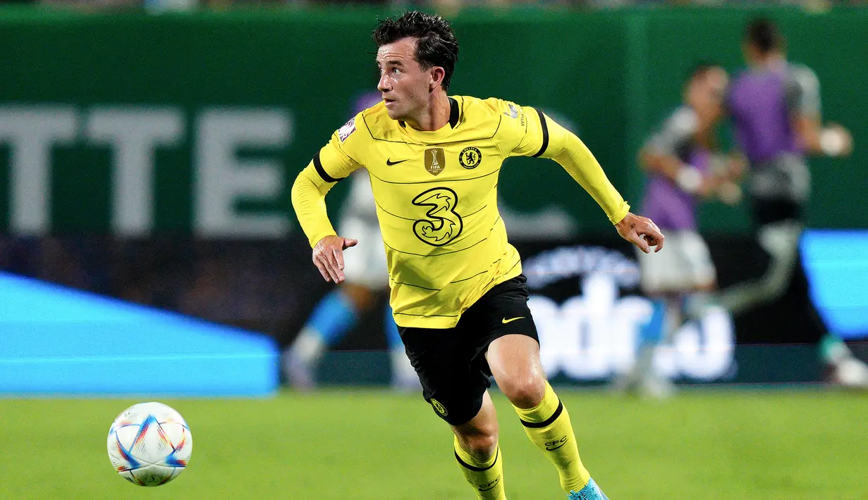 Ben Chilwell. Bek kiri Inggris berusia 25 tahun yang kini menjalani musim ketiga bersama Chelsea ini didatangkan pada awal musim 2020/2021 dari klub semenjana Liga Inggris Leicester City. Ia didatangkan Chelsea dengan nilai transfer 50,2 juta euro atau setara Rp749 miliar dan terikat kontrak hingga Juni 2025. Bersama Chelsea hingga kini ia telah tampil dalam 57 laga di semua ajang dengan torehan 7 gol dan 9 assist. (AFP/Getty Images/Jacob Kupferman)