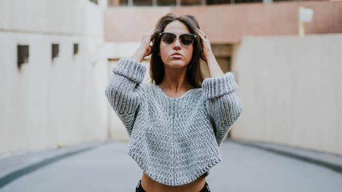 Ilustrasi crop sweater rajut. (Sumber Foto: instagram.com/vintage93_)