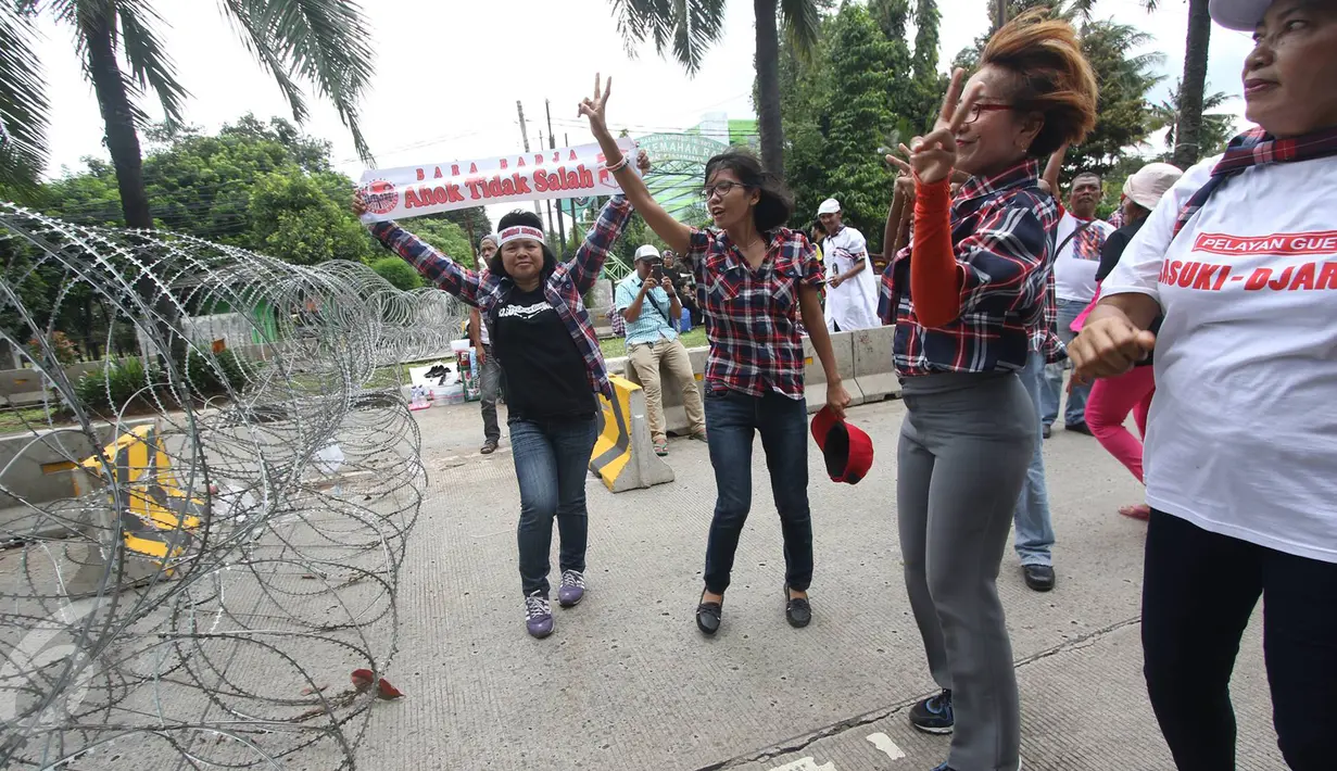 Massa pendukung Basuki T Purnama (Ahok) meneriakkan yel-yel di depan Gedung Kementerian Pertanian, Jakarta, Rabu (29/3). Dalam sidang ke-16 tersebut tim kuasa hukum menghadirkan 7 saksi ahli untuk meringankan Ahok. (Liputan6.com/Immanuel Antonius)