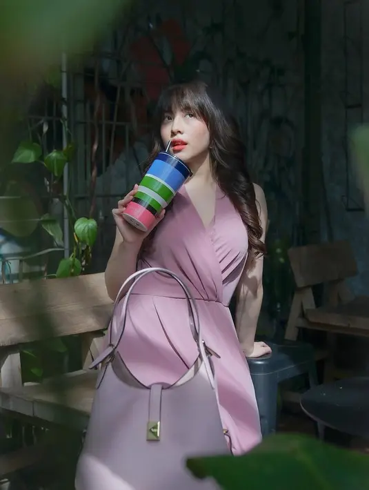 Eca Aura selalu dikenal dengan gaya yang girly dan fresh. Kali ini, ia memadukan floral jumpsuit dengan detail ruffle pada lengan, menciptakan tampilan yang anggun dan feminin. [Dok/KateSpadeNY].