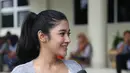 Naysila Mirdad menambahkan, meski dalam keadaan sakit, kaki bengkak, Julia Perez masih ngobrol bercanda. Ia berharap Jupe terus semangat dan cepat diangkat penyakitnya. (Nurwahyunan/Bintang.com)