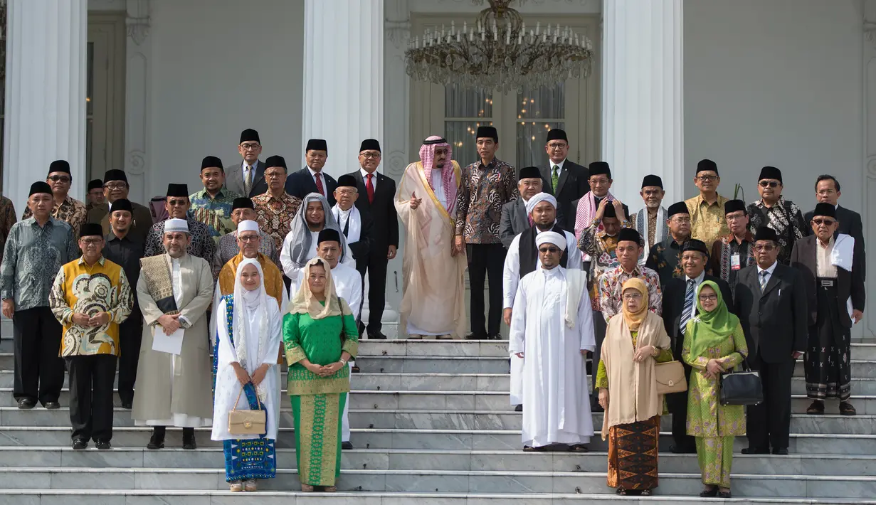 Raja Salman bin Abdulaziz al-Saud ditemani Presiden Jokowi saat berfoto bersama sejumlah tokoh Islam di Istana Merdeka, Jakarta, Kamis (2/3).(Liputan6.com/Pool/Rosa Pangabean)