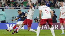 Mbappe kembali menjebol gawang Polandia pada menit ke-90 dari posisi yang hampir sama dengan gol pertamanya dalam pertandingan ini. Torehan tersebut membuat Kylian Mbappe memuncaki daftar top scorer sementara di Piala Dunia 2022 dengan lima gol. (AP Photo/Ricardo Mazalan)