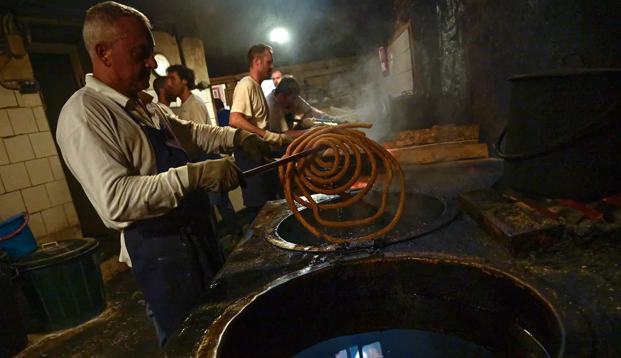 Churros biasanya disajikan sebagai sarapan untuk dicelupkan ke dalam cokelat panas. (AP Photo/Alvaro Barrientos)