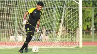 Penjaga gawang Persebaya Surabaya, Andhika Ramadhani dalam sebuah sesi latihan. (Bola.com/Aditya Wany)