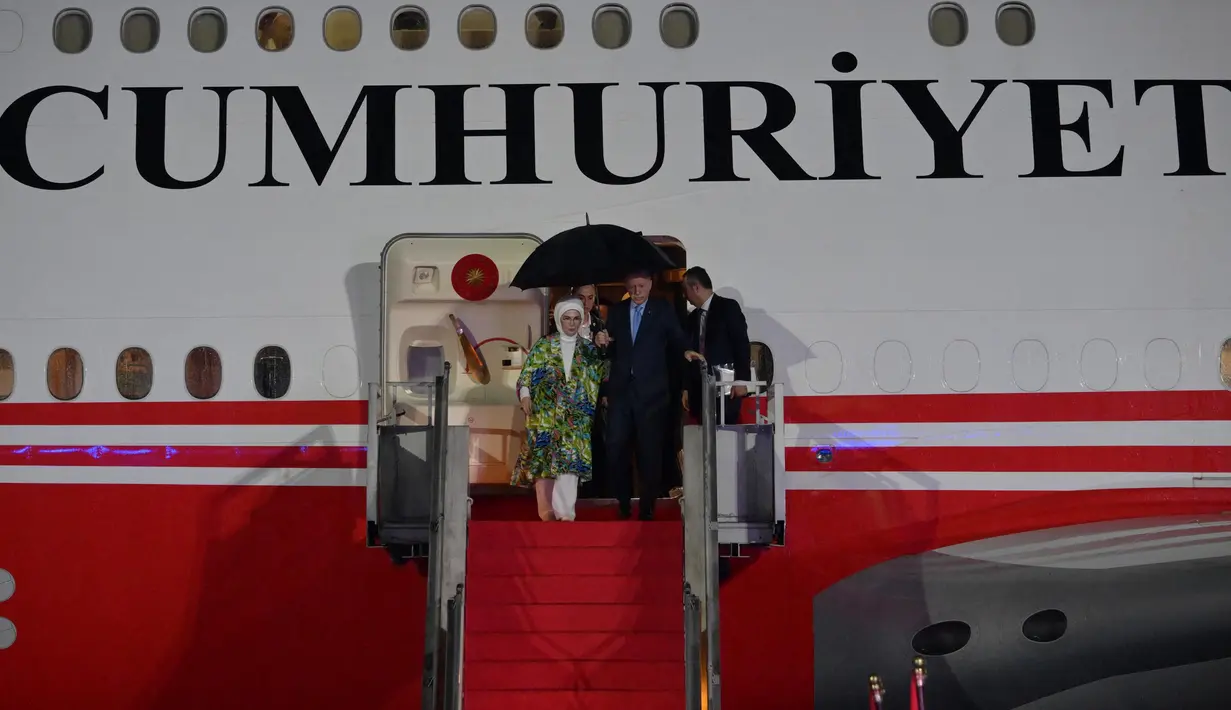 Presiden Turki Recep Tayyip Erdogan tiba di Pangkalan TNI AU Halim Perdanakusuma, Jakarta, Selasa (11/2/2025). (BAY ISMOYO/AFP)