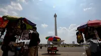 Pemerintah Provinsi DKI Jakarta berencana akan menutup semua akses pintu masuk Taman Monumen Nasional bagi pedagang kaki lima liar mulai Juni mendatang. , Jakarta, Rabu (14/5/2015). (Liputan6.com/Faizal Fanani)