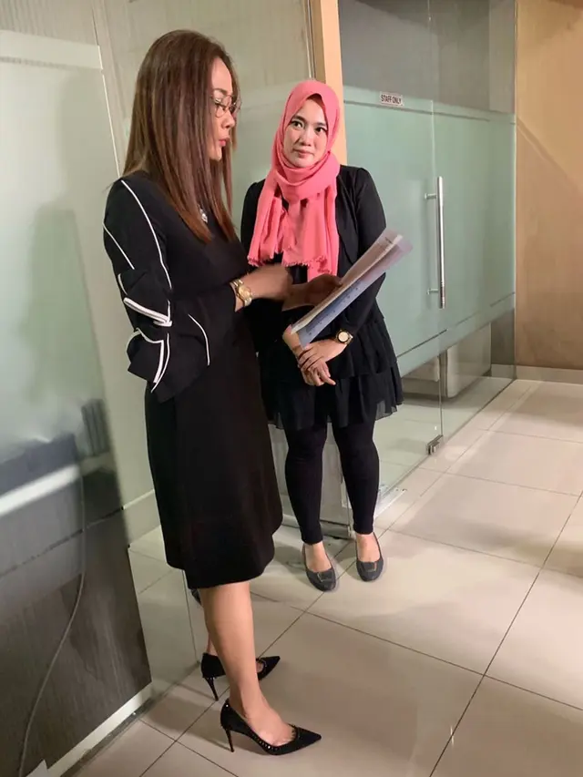 7 Potret Gaya Inul Daratista Saat Ngantor, Tampil Eksekutif