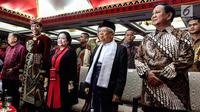 Presiden Joko Widodo (dua kiri) bersama Wapres Jusuf Kalla (kiri), Ketum PDIP Megawati Soekarnoputri (tengah), Ketum Partai Gerindra Prabowo Subianto (kanan), dan wapres terpilih Ma'ruf Amin (dua kanan) saat menghadiri Kongres V PDIP di Bali, Kamis (8/8/2019). (Liputan6.com/JohanTallo)