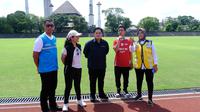 Ketua panitia penyelenggara (LOC) Piala Dunia U-20 2023, Erick Thohir didampingi pengurus PSSI saat meninjau Stadion Sriwedari Solo sebagai salah satu tempat latihan saat event nanti. (Dok Humas Pemkot Surakarta)