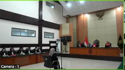 Dokter Tifa Sibuk Mencatat Saat Jaksa Baca Dakwaan