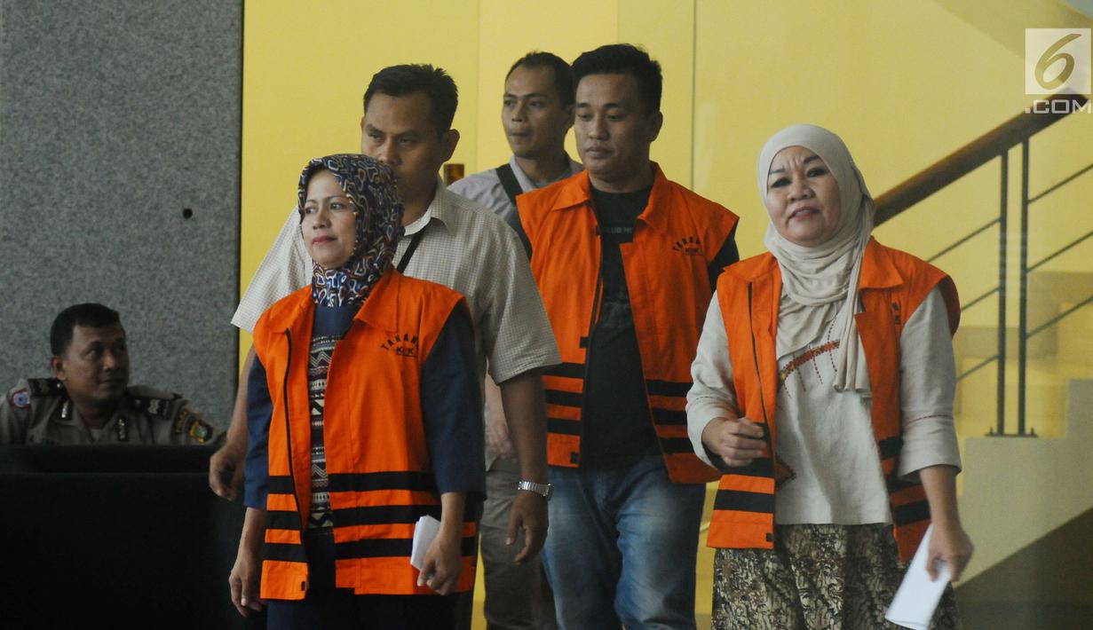 Hakim PN Tipikor Bengkulu nonaktif Dewi Suryana (kiri) bersama Syuhadatul Islamy (kanan) serta panitera pengganti, Hendra Kurniawan usai menjalani pemeriksaan lanjutan di Gedung KPK, Jakarta, Senin (25/9). (Liputan6.com/Helmi Fithriansyah)