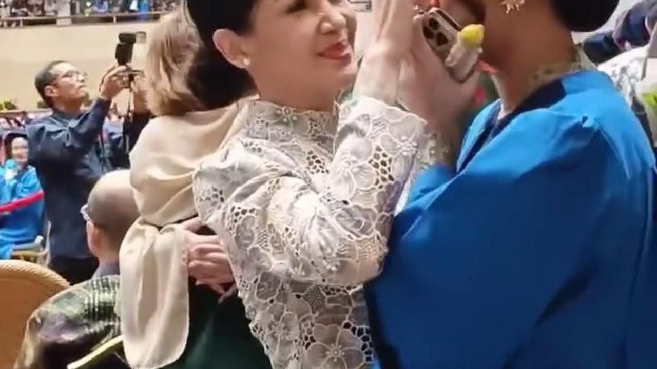 7 Potret Queena Anak Mieke Amalia Wisuda, Diselimuti Suasana Haru - Tampil Cantik Berkebaya