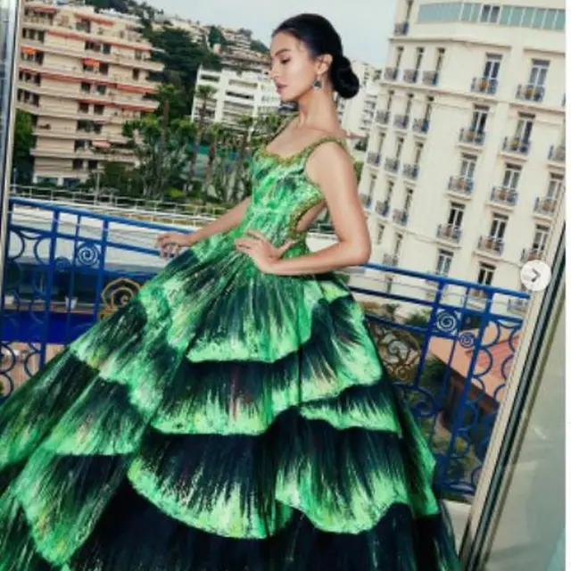 Raline Shah Tampil Memukau dan Berfoto Bareng Pemeran Squid Game di Festival Film Cannes 2022