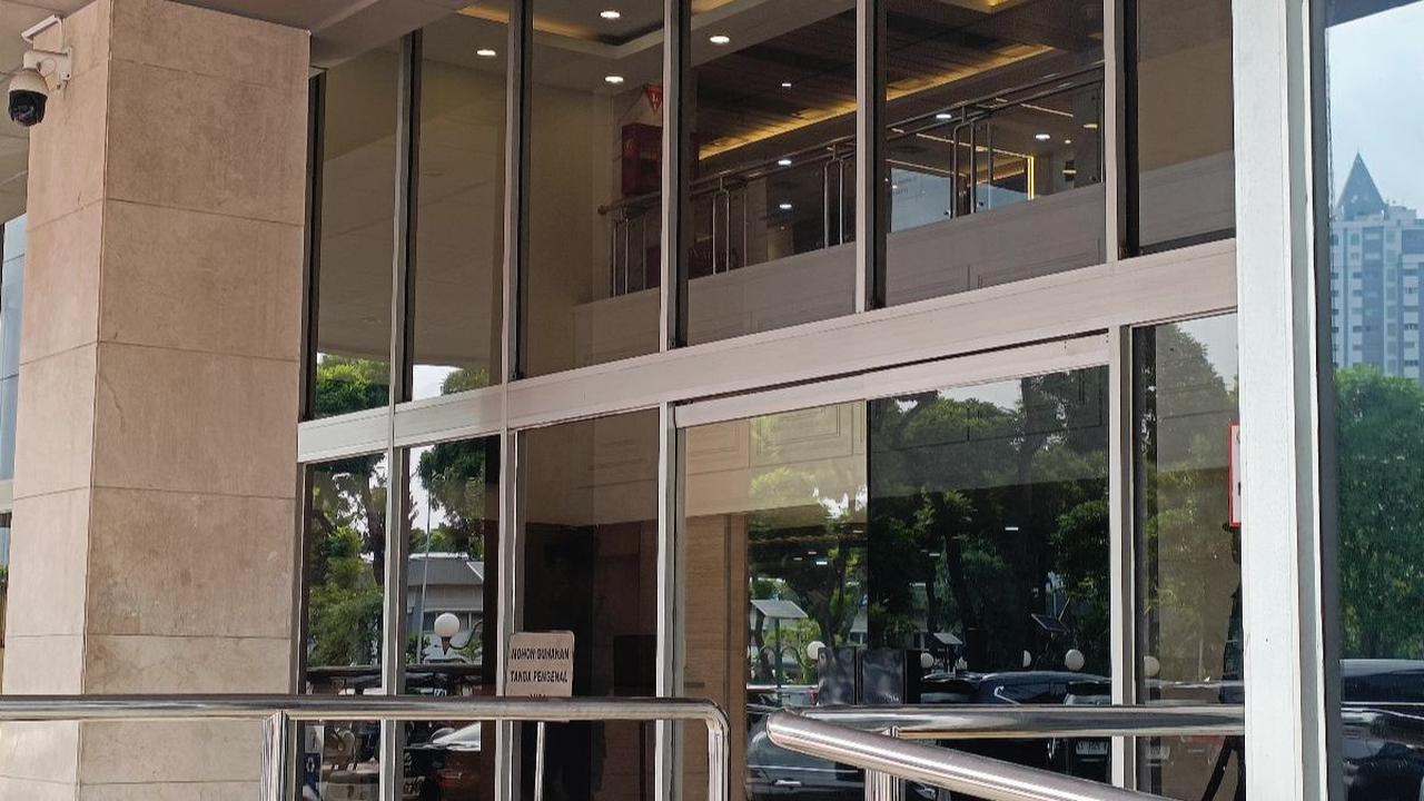 Penyidik Komisi Pemberantasan Korupsi (KPK) menggeledah gedung secretariat Dewan Perwakilan Rakyat (DPR). Penggeledahan saat ini masih berlangsung.<br>