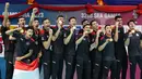Sejumlah pemain Timnas Bola Voli Putra Indonesia berpose dengan medali emas setelah memenangkan laga final SEA Games 2023 di Phnom Penh, Kamboja, Minggu (08/05/2023). Skuad asuhan Jeff Jiang Jie menang tiga set langsung (25-21, 25-10, 25-15) atas tuan rumah Kamboja. (Bola.com/Abdul Aziz)