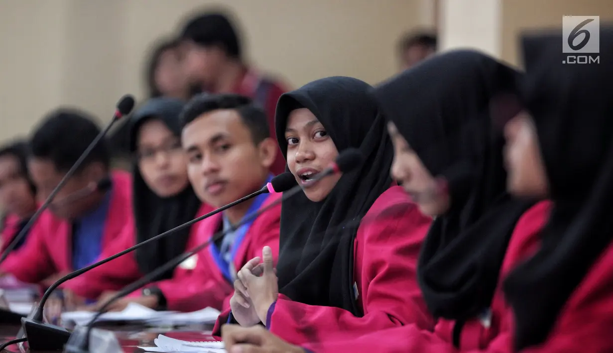 Peserta memberi pertanyaan saat mengikuti diskusi Sehari Jadi Menteri di Jakarta, Rabu (11/10). Program ini bertujuan untuk memberikan kesempatan bagi anak Indonesia untuk belajar menjadi pemimpin. (Liputan6.com/Faizal Fanani)