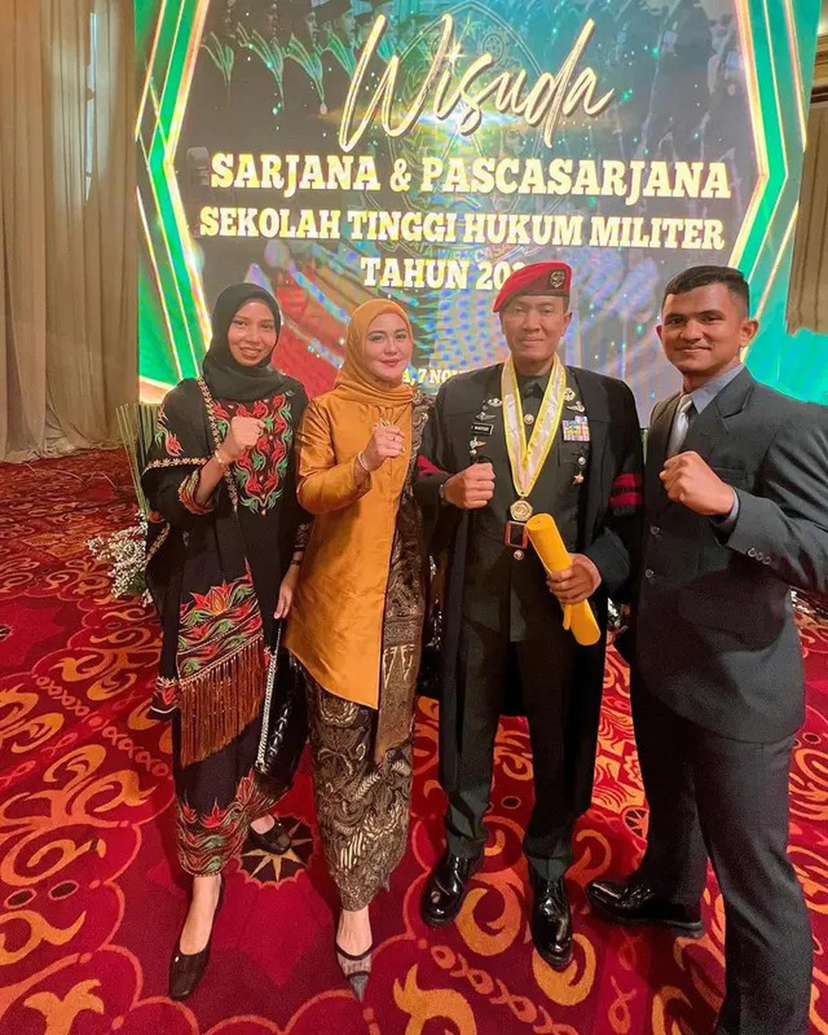 6 Potret Juliana Moechtar Dampingi SuamiWisudaS2 di Sekolah Tinggi Hukum Militer