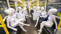 Penari Friedrichstadt-Palast berpose di dalam gerbong keretan saat sesi pemotretan untuk promosi acara "THE WYLD" di stasiun kereta bawah tanah di Berlin, Jerman, 23 Juni 2015. (REUTERS/Hannibal Hanschke)