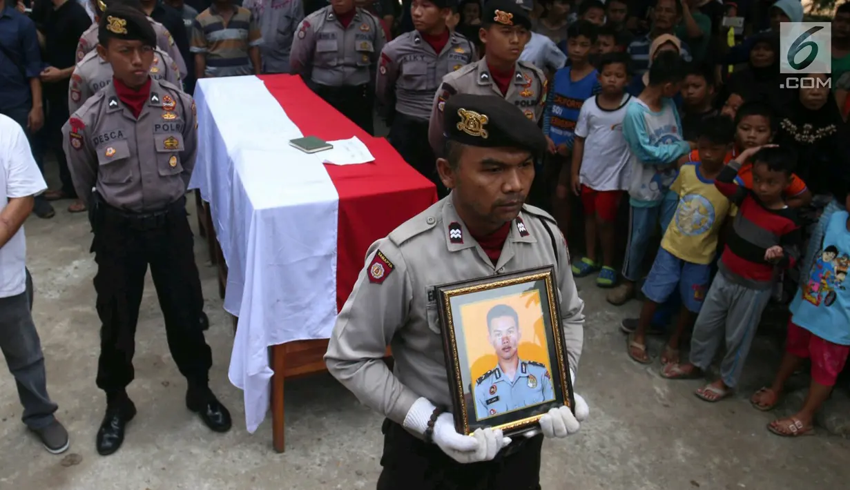 Personel kepolisian membawa jenazah Bripda Imam Gilang Adinata ketika upacara pelepasan di Menteng Dalam, Kamis (25/5). Briptu (anumerta) Imam yang menjadi korban bom Kampung Melayu akan dimakamkan di Klaten, Jawa Tengah. (Liputan6.com/Angga Yuniar)