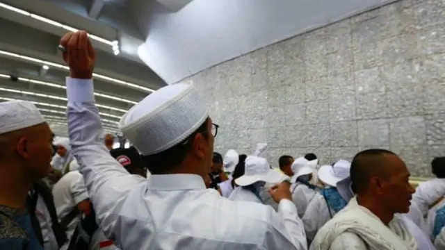 Jemaah haji lempar jumrah