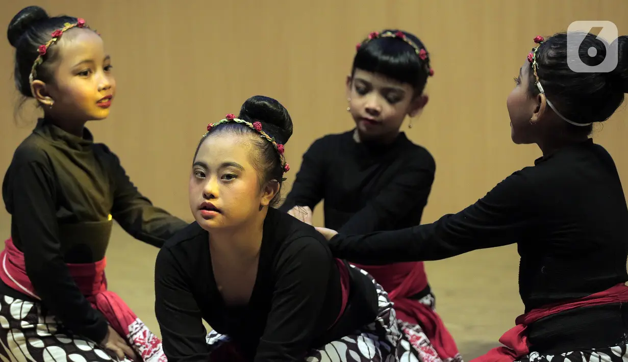 Anak-anak dan remaja tampil dalam drama musikal Bersama Lestarikan Indonesia (Bestari) di Aula Teater Museum Nasional, Jakarta, Sabtu (22/10/2022). Drama musikal bertajuk Bersama Lestarikan Indonesia (Bestari) ini menampilkan tarian-tarian tradisional Indonesia dari Sabang sampai Merauke. (Liputan6.com/Johan Tallo)