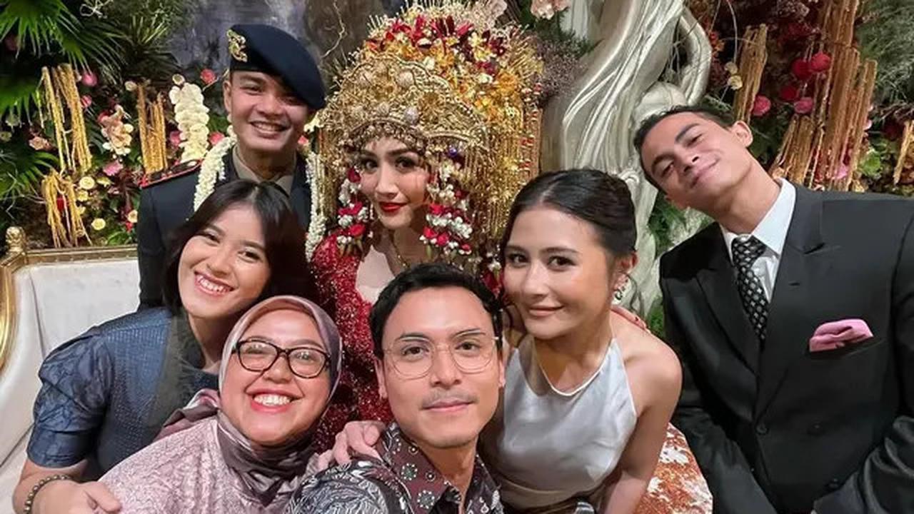 6 Potret Kedekatan Prilly Latuconsina dan Omara Esteghlal, Momen Manis Disorot