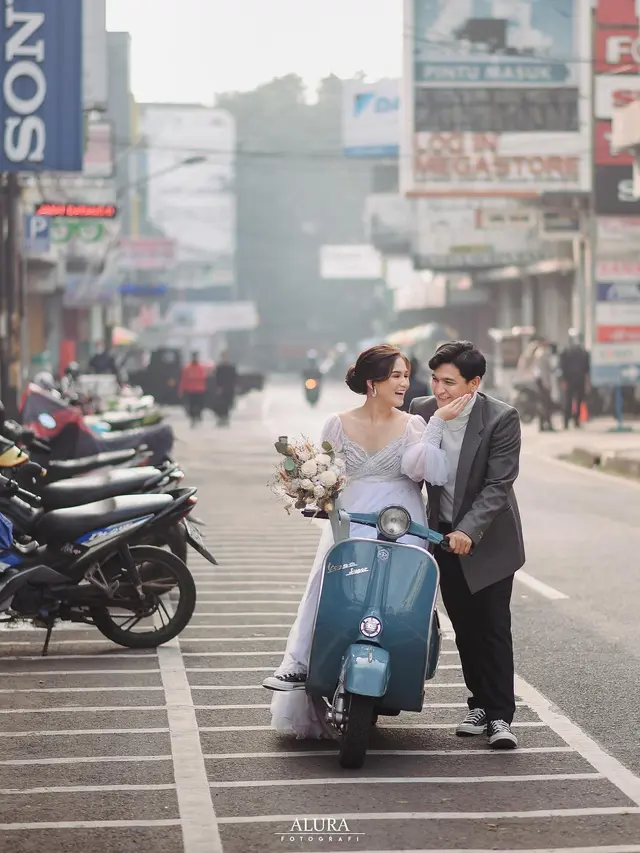 7 Prewedding Masayu Clara dan Qausar Harta, Tampil Romantis di Pinggir Jalan