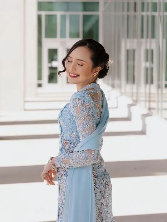 Penampilan Beby Tsabina semakin menawan dengan pulasan makeup flawless dan tatanan rambut sanggul yang dihiasi aksesori rambut. [Foto: IG/bebytsabina].