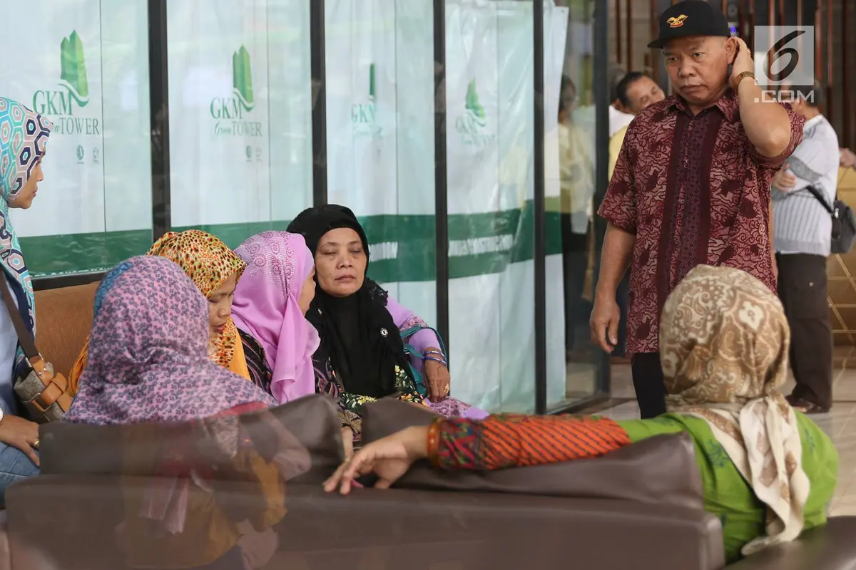 PHOTO: Pemilik First Travel Ditangkap, Calon Jemaah Terkatung - katung