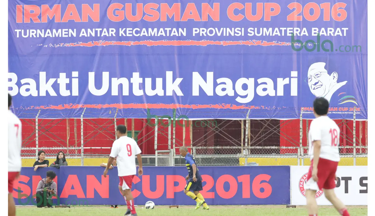 Aksi pemain legenda Padang Allstars melawan Indonesia Allstars turnamen Irman Gusman Cup 2016 U-17 dan U-19 di Stadion Agus Salim, Padang, Minggu (13/3/2016). (Bola.com/Nicklas Hanoatubun)