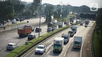 Kendaraan melintasi ruas jalan tol di Jakarta, Selasa (19/5/2020). PT Jasa Marga (Persero) Tbk memprediksi volume lalu lintas selama Lebaran akan mengalami penurunan signifikan sebesar 62,5 persen untuk pra Idul Fitri akibat larangan mudik selama pandemi COVID-19. (Liputan6.com/Immanuel Antonius)