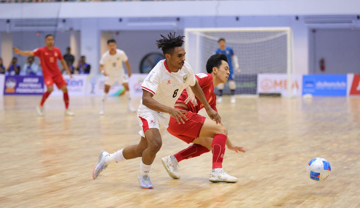 Pemain Timnas Futsal Indonesia, Andarias Kareth berduel dengan pemain Thailand pada final Piala AFF Futsal 2026 di Nonthaburi Sports Complex Gymnasium, Nonthaburi hari Minggu, (12/4/2026). (Dok. FFI)