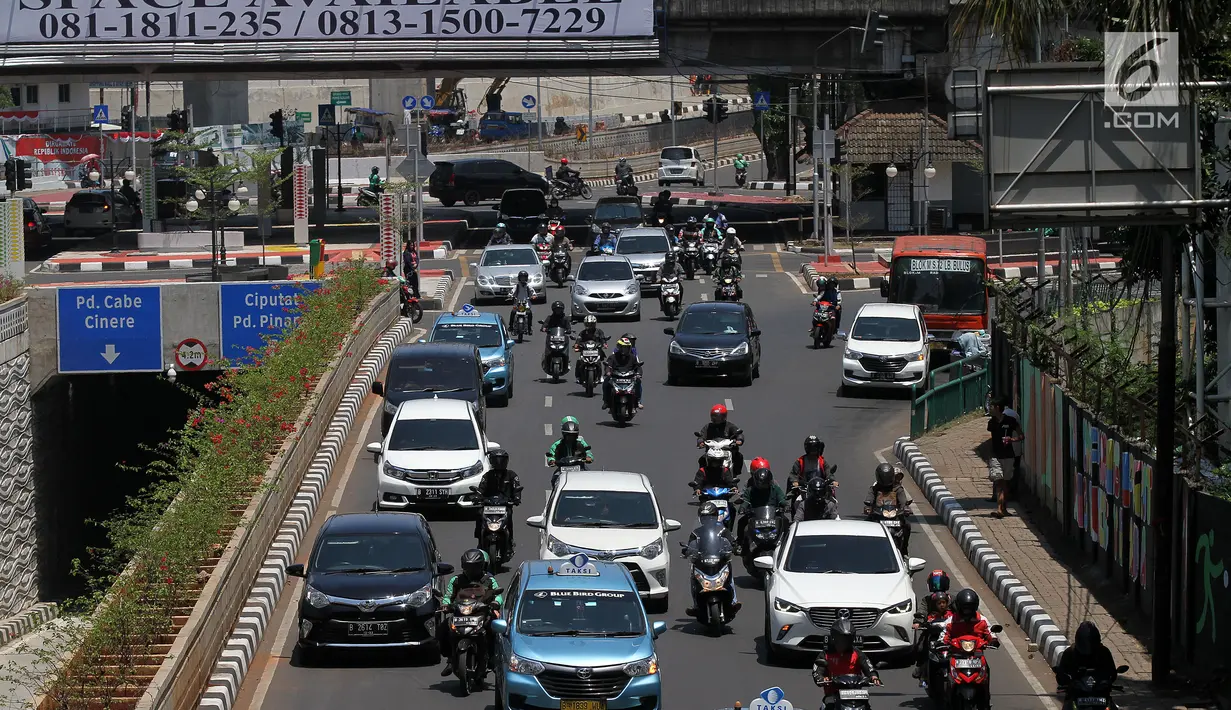 Sejumlah kendaraan melintasi Jalan Metro Pondok Indah, Jakarta, Senin (3/9). Penerapan sistem ganjil-genap di Jalan Metro Pondok Indah dihapus karena tidak ada kegiatan Asian Para Games di kawasan tersebut. (Liputan6.com/Johan Tallo)