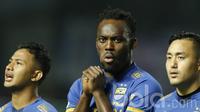 Gelandang Persib Bandung, Michael Essien, saat debut resmi di Liga 1 Indonesia melawan Arema FC di Stadion GBLA, Sabtu (15/04/2017). Skor berakhir imbang 0-0. (Bola.com/M Iqbal Ichsan).