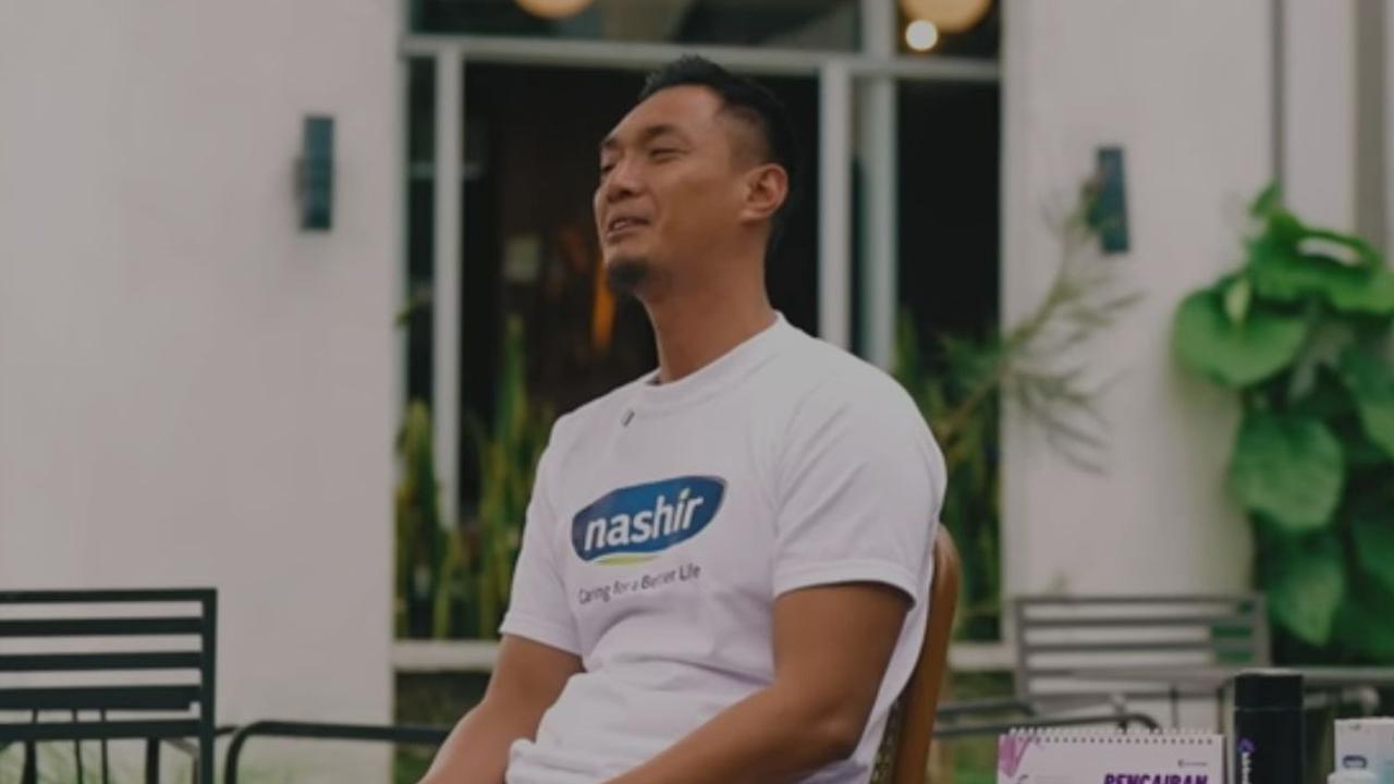 "Saya bonceng ibu saya naik motor dari Yogya ke Wonosobo, sambil nangis rasanya seperti tas ransel berisi kerikil semua tumpah, langkah saya ringan," kata Indra.