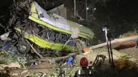 Kecelakaan bus dalam perjalanan ke Culasi di Antique dari Provinsi Iloilo Filipina, jatuh sejauh 30 meter ke dalam jurang. (Iloilo City Disaster Risk Reduction and Management Office – Urban Search and Rescue Unit via AP)