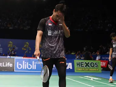 Ganda Putra Indonesia, Mohammad Ahsan/Rian Agung Saputro tertunduk saat laga melawan K Kedren/D Puavaranukroh (Thailand) di babak pertama Indonesia Open 2017, Jakarta, Rabu (14/6). M Ahsan/Rian kalah 21-19 17-21 21-18. (Liputan6.com/Helmi Fithriansyah)