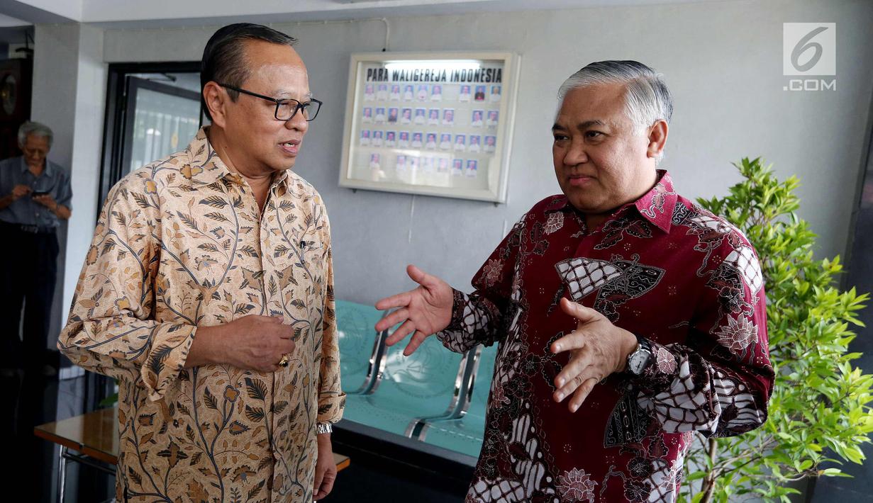 Utusan Khusus Presiden Din Syamsuddin berbincang dengan Ketua Presidium Konferensi Waligereja Indonesia (KWI) Ignatius Suharyo (kiri) usai melakukan pertemuan di Kantor KWI, Jakarta, Selasa (31/10). (Liputan6.com/Johan Tallo)