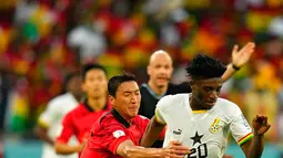 Pemain Ghana Mohammed Kudus (kanan) berebut bola dengan pemain Korea Selatan Jung Woo-young pada pertandingan sepak bola Grup H Piala Dunia 2022 di Stadion Education City, Al Rayyan, Qatar, 28 November 2022. Ghana mengalahkan Korea Selatan dengan skor 3-2. (AP Photo/Julio Cortez)