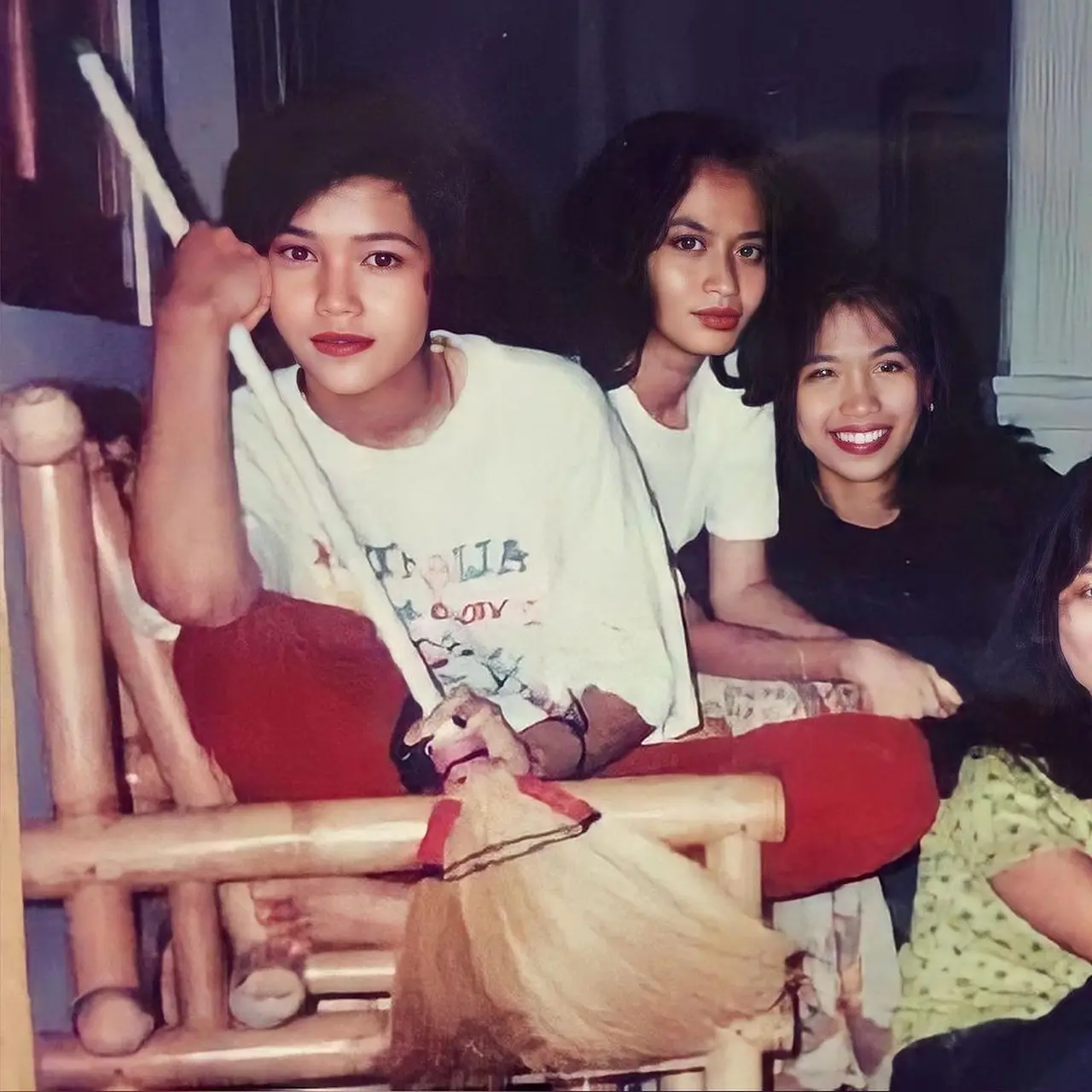 6 Potret Jadul Maia Estianty, Pose Bareng Gagang Sapu Hingga Singgung ...