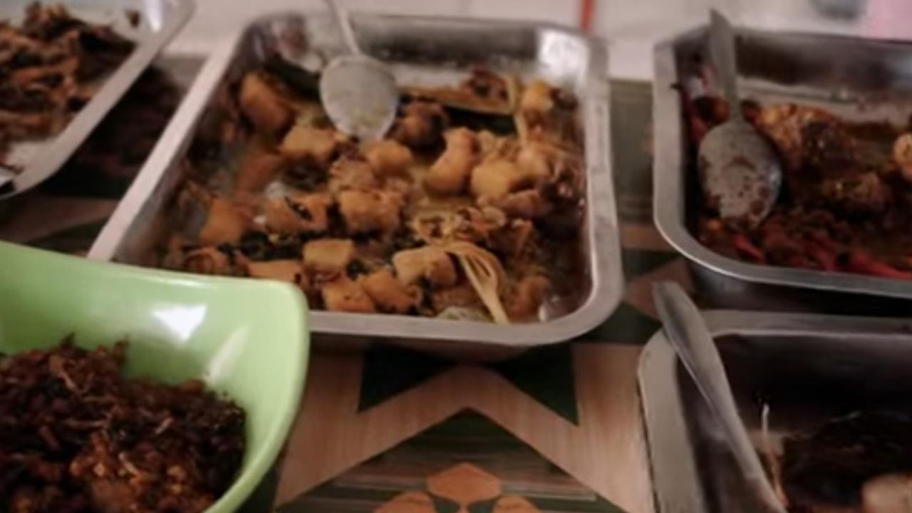 Alhamdulillah, Ibu Fajar Sadboy Buka Warung Nasi di Jakarta 'Laris Manis'