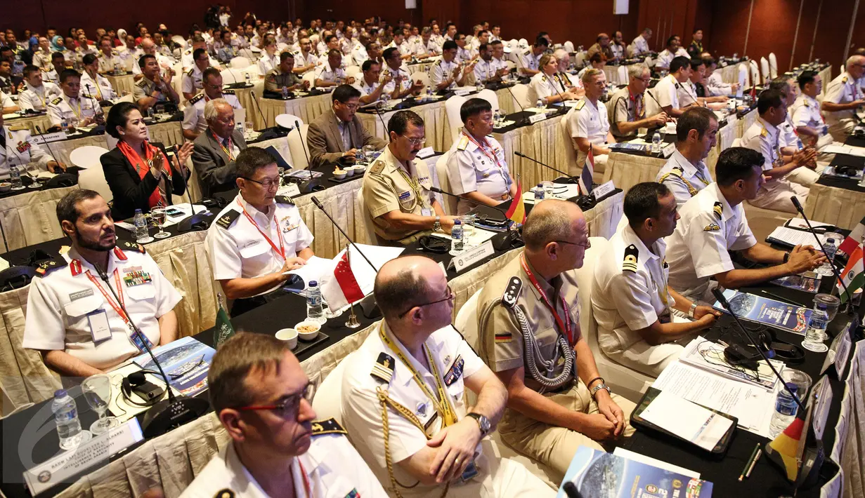Sejumlah perwakilan Angkatan Laut dari 42 negara saat menghadiri Simposium Keamanan Maritim Internasional Kedua di Jakarta, Rabu (16/9/2015). (Liputan6.com/Faizal Fanani)