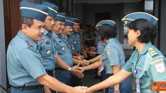 Citizen6, Jakarta: Pangkolinlamil Laksda TNI S.M. Darojatim, halal bihalal dengan segenap prajurit dan PNS Kolinlamil, di koridor Gedung Laut Nusantara Tanjung Priok, Jakarta,umat (24/8). (Pengirim: Kadispen Kolinlamil).