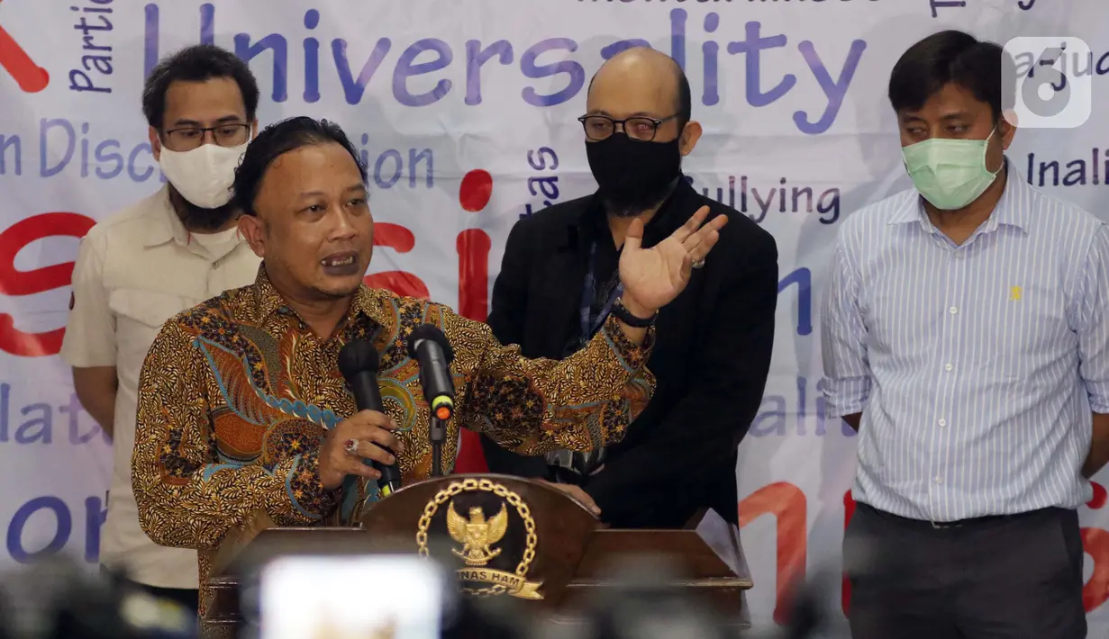 Komisioner Komnas HAM, M Choirul Anam memberi keterangan usai menerima tambahan informasi terkait pelaporan pelanggaran HAM saat proses alih status pegawai dari perwakilan pegawai KPK yang tidak lolos TWK, Gedung Komnas HAM, Jakarta, Selasa (8/6/2021). (Liputan6.com/Helmi Fithriansyah)