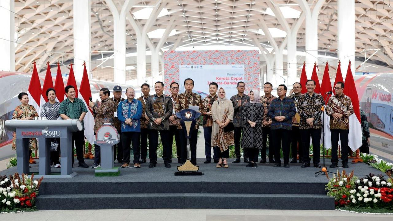 "Ini diinspirasi dari suara melesat kereta berkecepatan tinggi ini (Kereta Cepat Whoosh) dan singkatan dari Whoosh adalah Waktu Hemat, Operais Optimal, Sistem Hebat. Sekali lagi, whoosh, bacanya whoosh,"